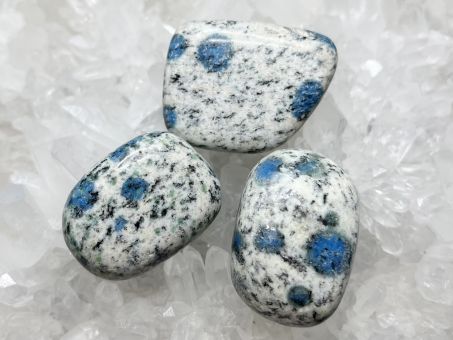 Azurit in Granit (K2 Stein) Trommelstein 